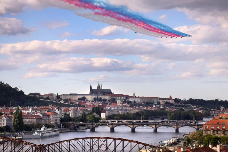 Photo: Red Arrows (RAF)