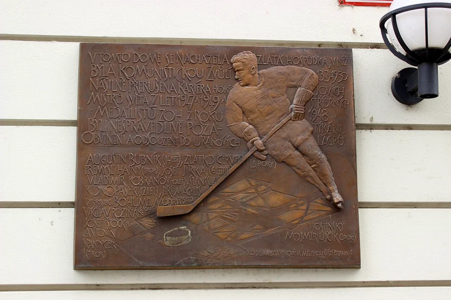 Photo: Memorial plaque at the site of the former U Herclíků restaurant | Jan Polák | Wikipedia