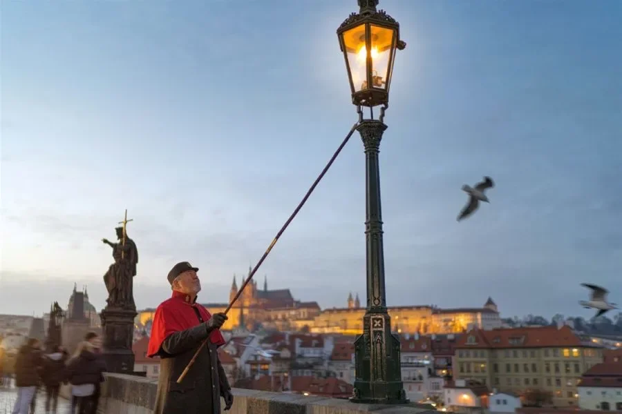 A Step Back in Time: Gas Lamps and the Lantern Lighter on Prague’s Charles Bridge