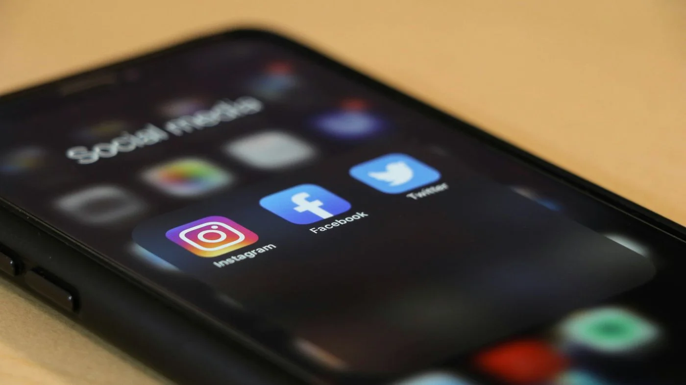Czech Government Backs Mobile Phone Ban in Primary Schools and Kindergartens