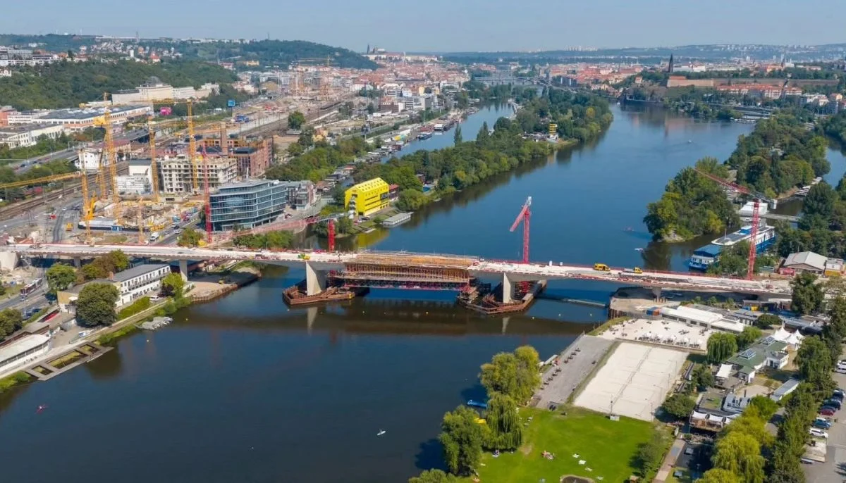 Construction work on the new Dvorecký Bridge in Prague leads to restrictions in tram services