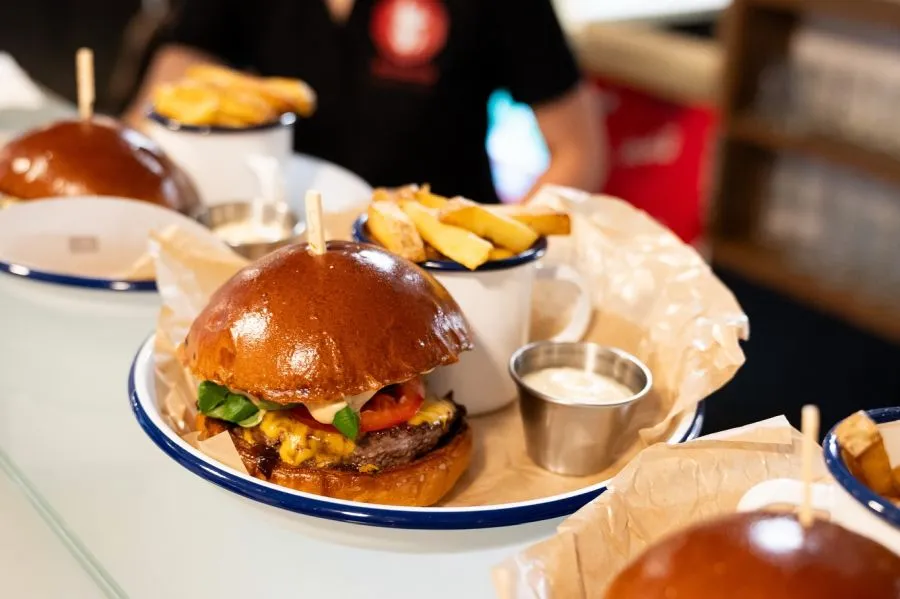 Mama’s Burger opens its first branch in Prague