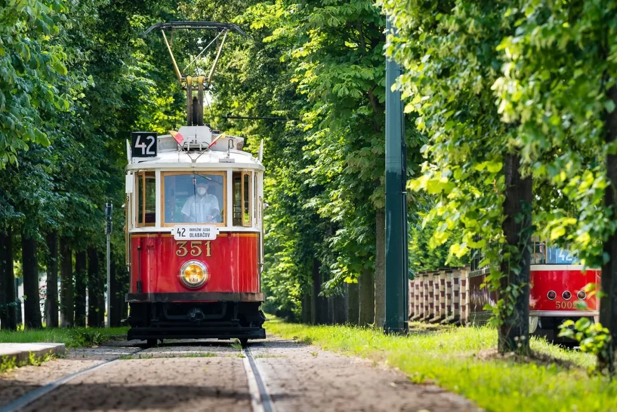 Popular nostalgic tour through Prague: Historic tram line 42 runs more frequently in summer