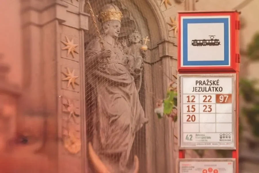 Two new names for one stop: Pražské Jezulátko and Tyršův dům replace Hellichova